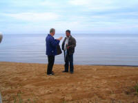 Барабанов Василий и Карьков Николай на фоне Белого озера