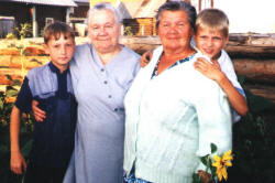 Карькова Людмила Владимировна с сестрой Пушковой Марией Владимировной, их внуки
